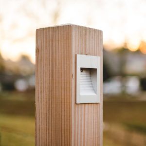 Buitenverlichting van hout. Een ranke lamp met unieke indirecte verlichting