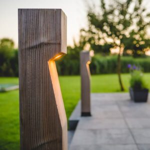 Houten verlichting op het terras in de tuin