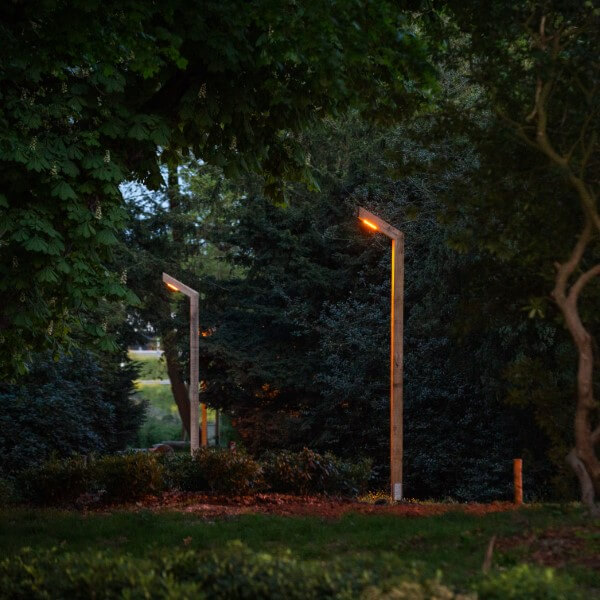 Houten lantaarnpalen amberverlichting langs het bospad